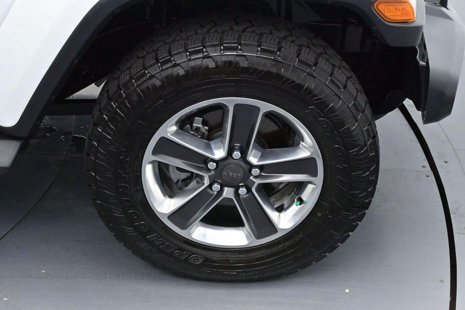 Used 2019 Bright White Clearcoat Jeep Sahara image 30