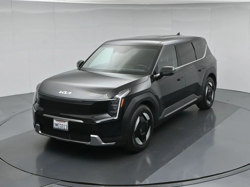 Used 2024 Black Kia Light Long Range image 41