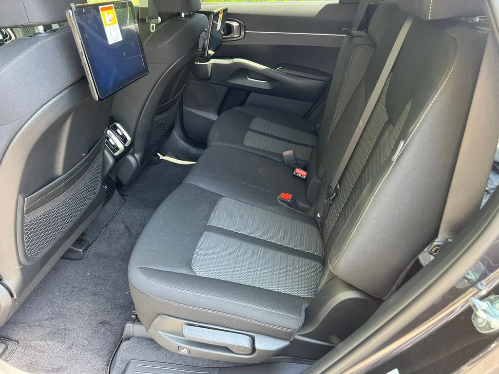 2025 Kia Sorento LX - Photo 13