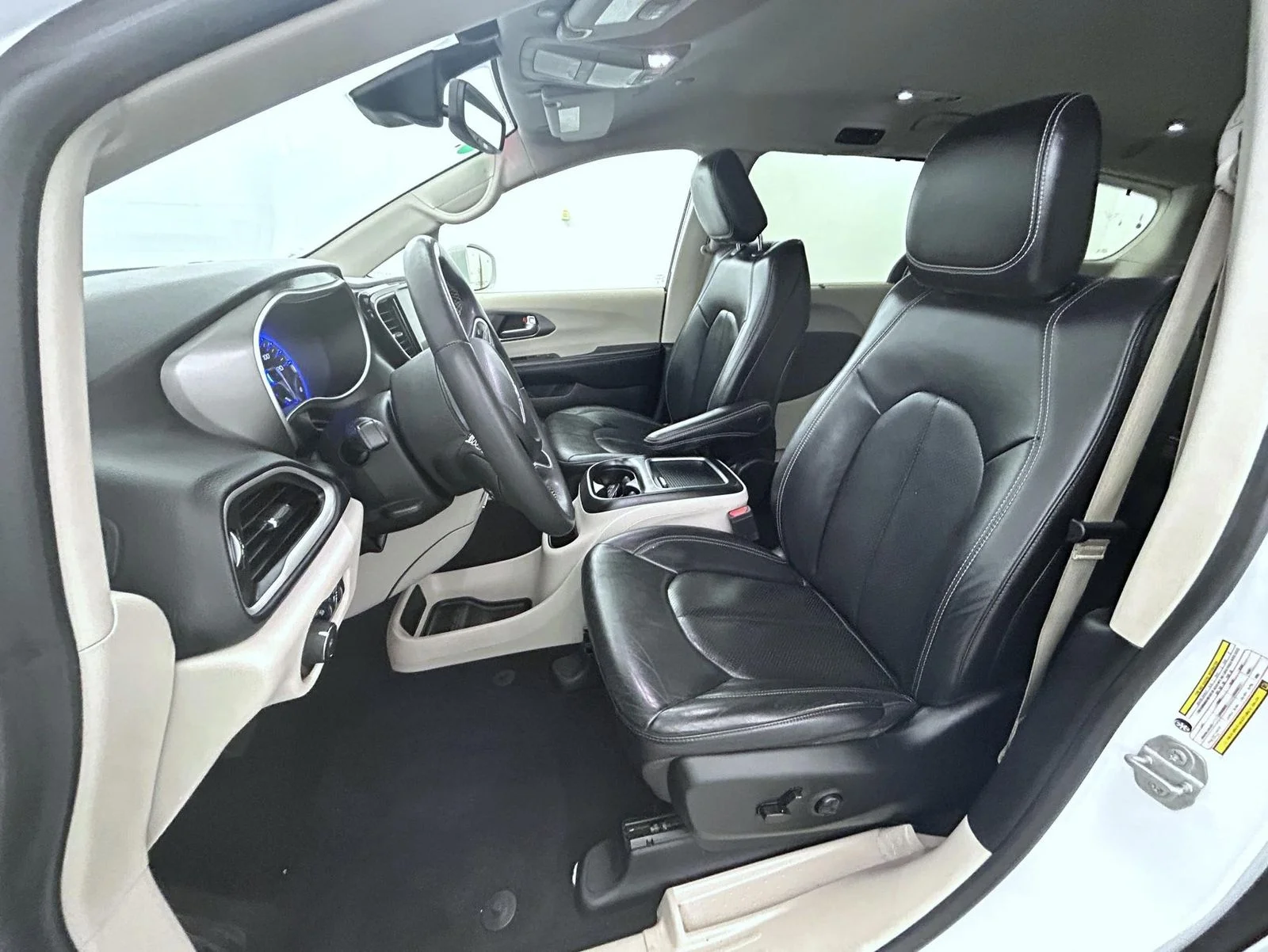 Used 2022 White Chrysler Touring L image 10
