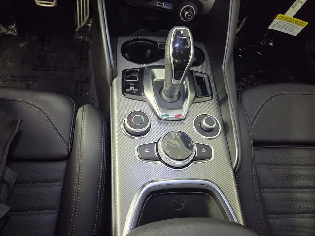 2025 Alfa Romeo Giulia Base - Photo 12