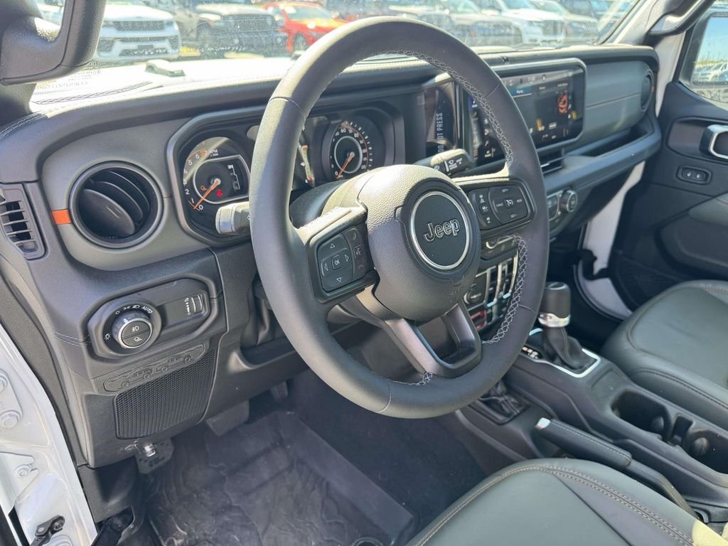 Used 2025 White Jeep Mojave image 2