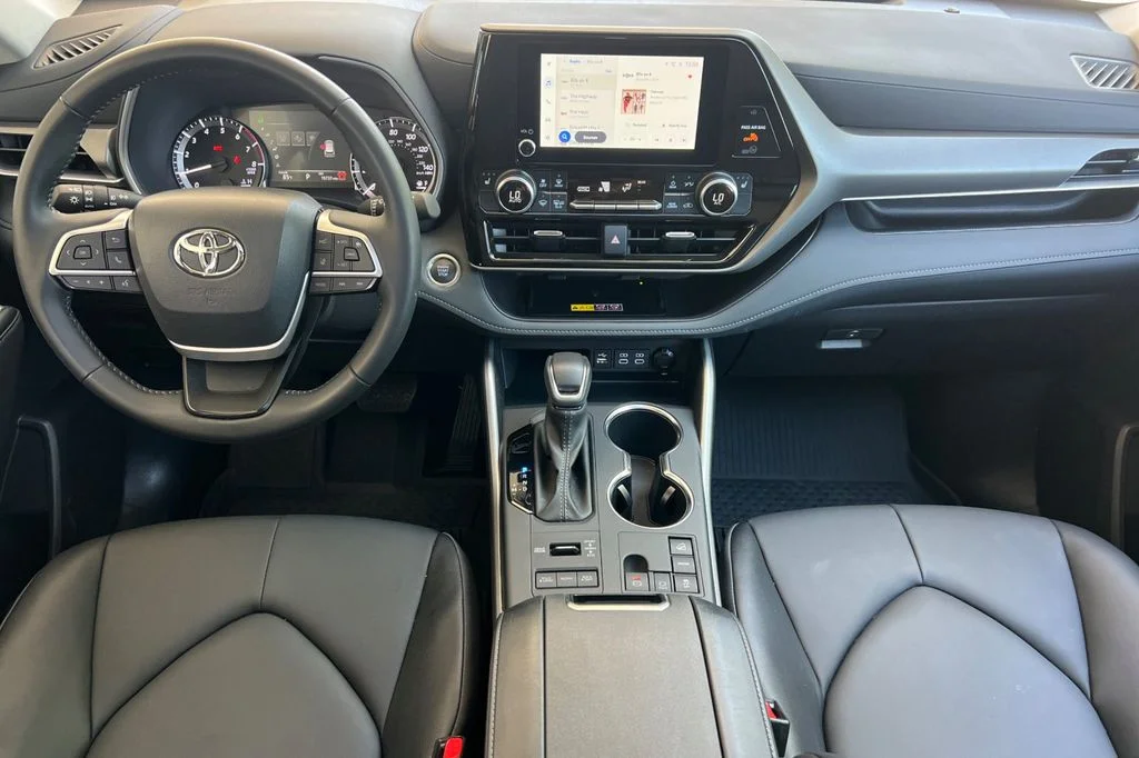 Used 2025  Toyota XLE image 17