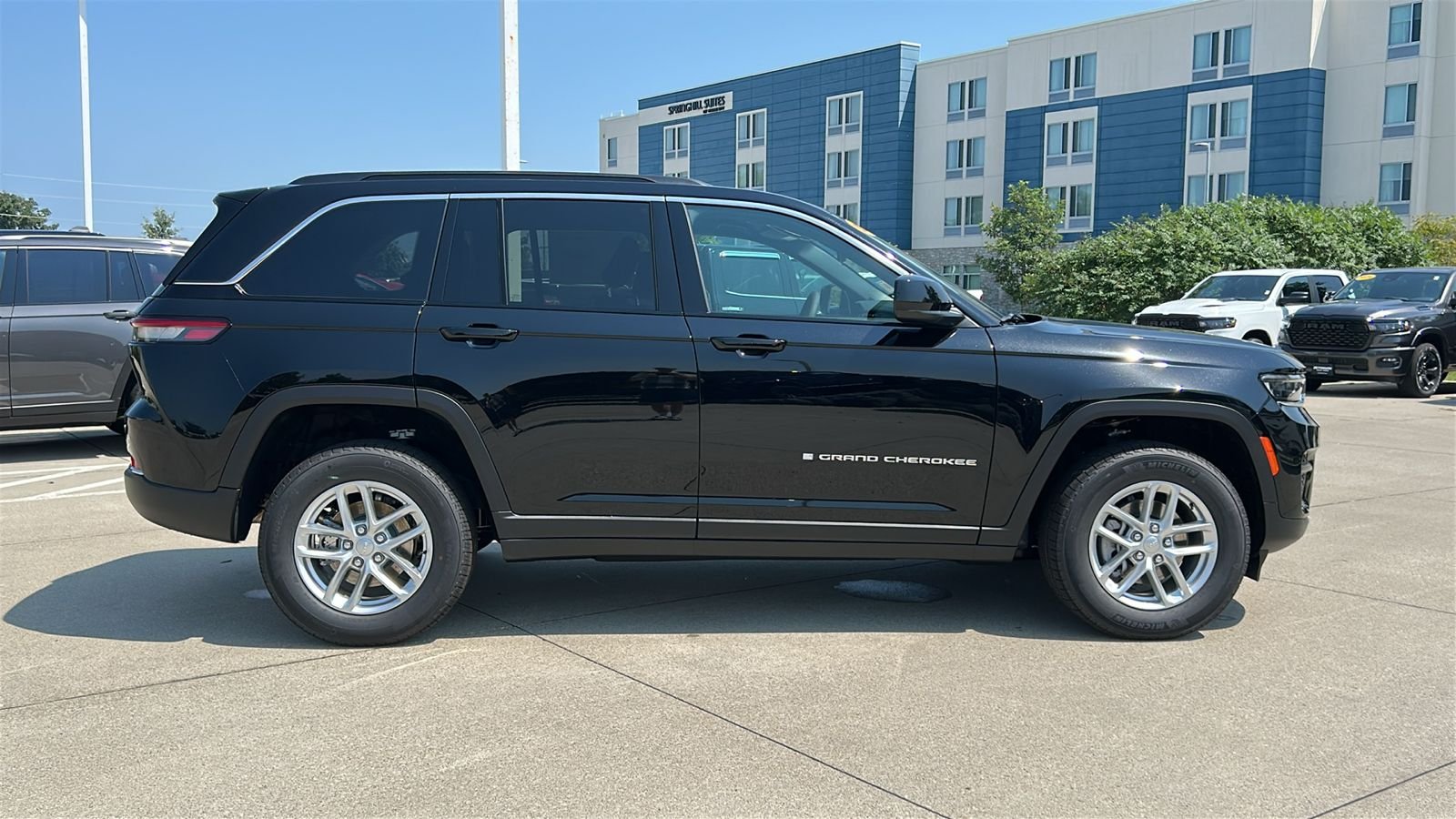 New 2026 Diamond Black Crystal Pearl-Coat Exterior Paint Jeep Laredo image 3