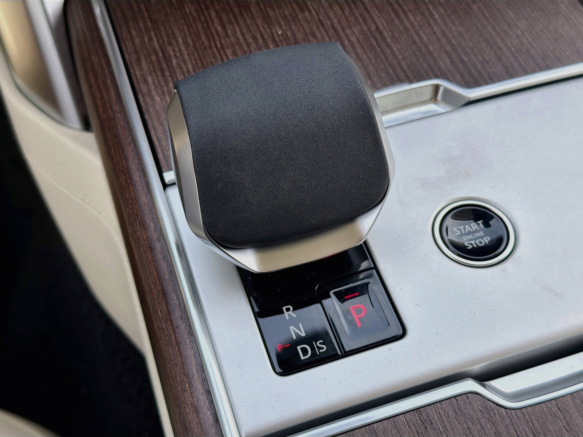New 2026 Fuji White LAND ROVER SE 7 Seats image 30