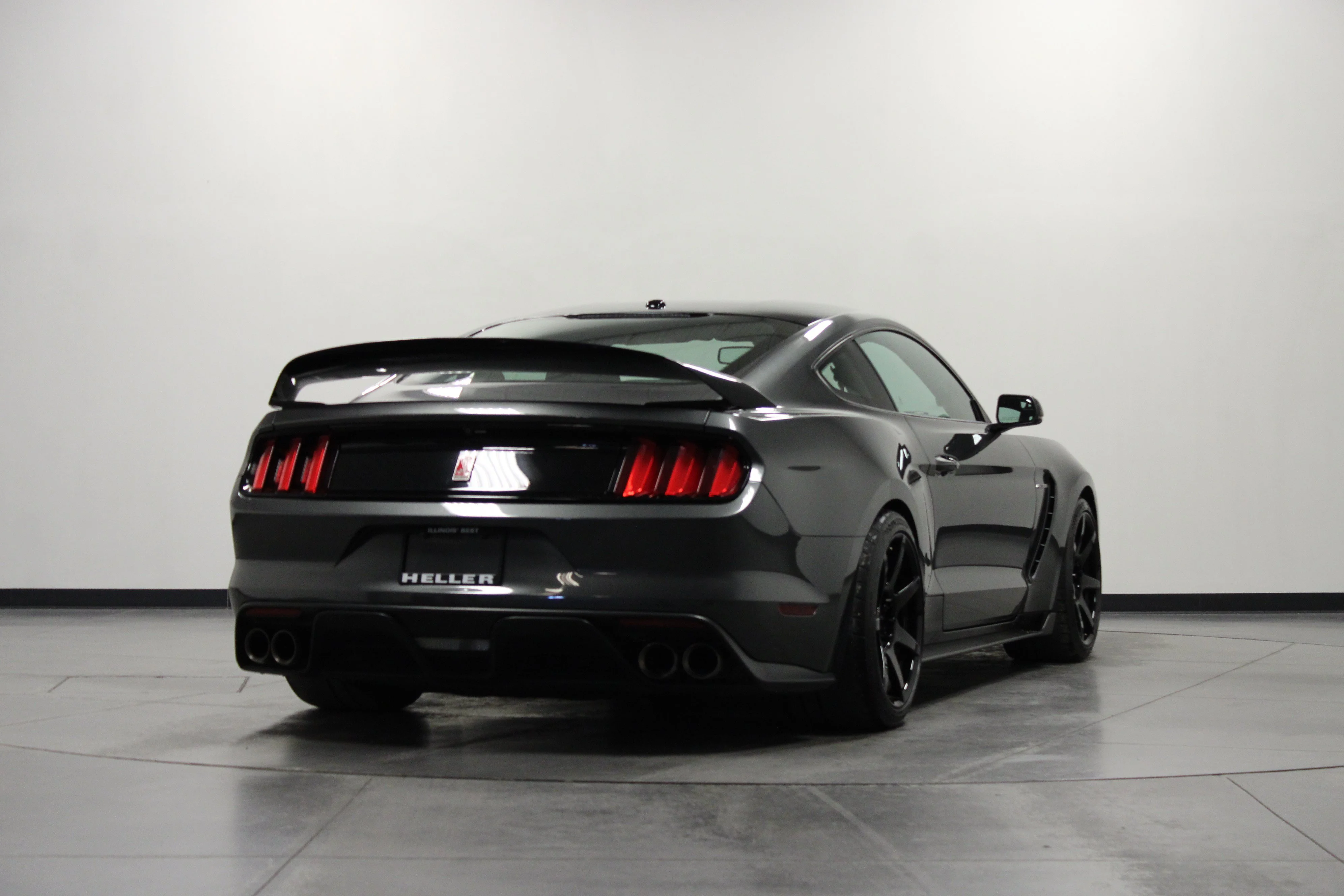 Used 2017 Magnetic Ford Shelby GT350R image 4