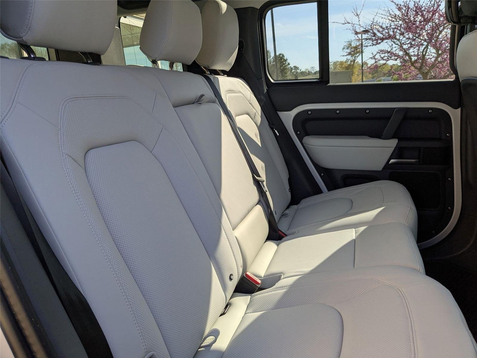 Used 2025 Fuji White Land Rover X-Dynamic SE image 32