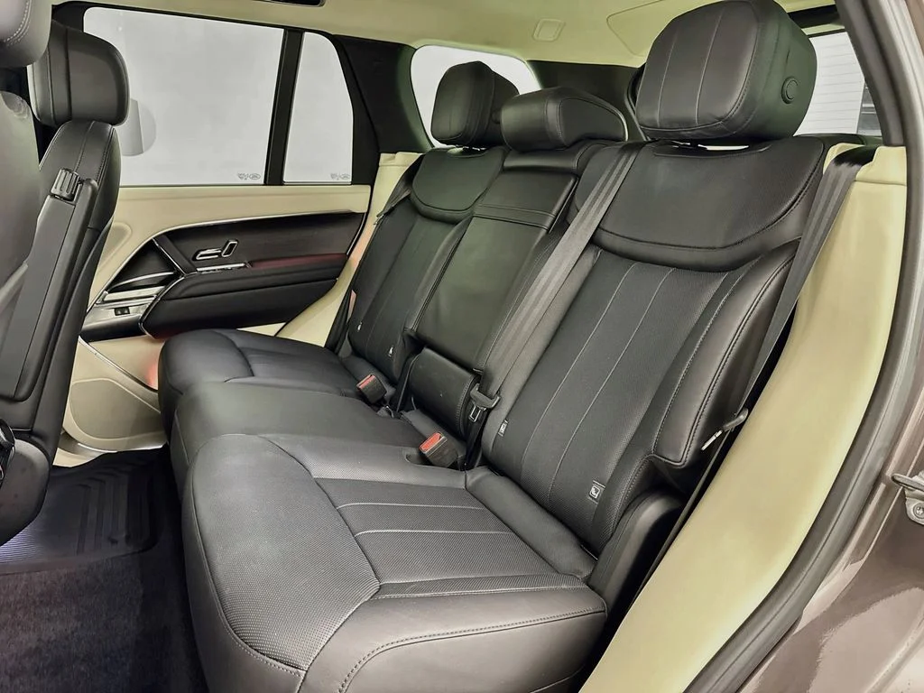 Used 2022 Gray Land Rover SE image 25