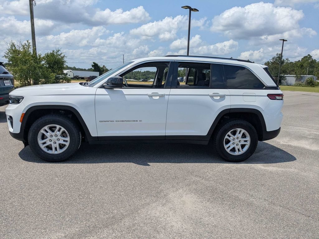 Used 2023 White Jeep Laredo image 7