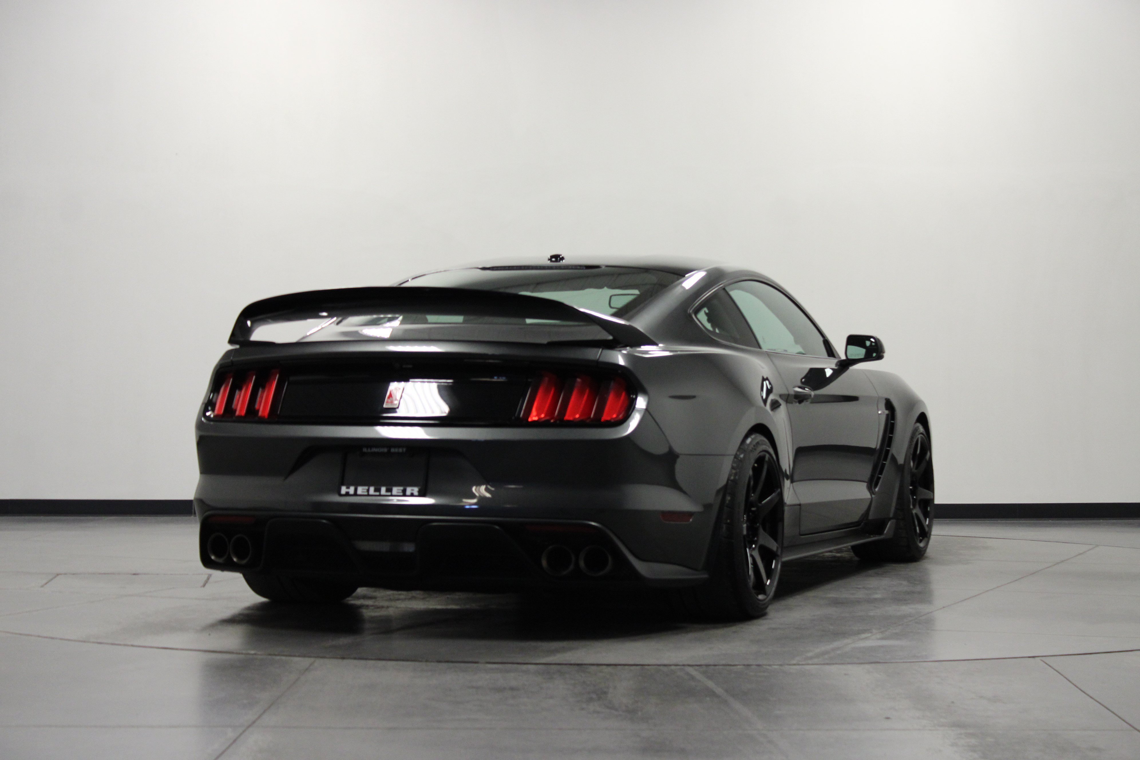 Used 2017 Magnetic Ford Shelby GT350R image 4