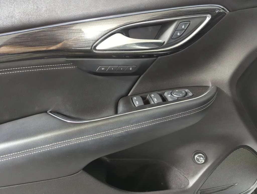 Used 2023 Summit White Buick Essence image 9