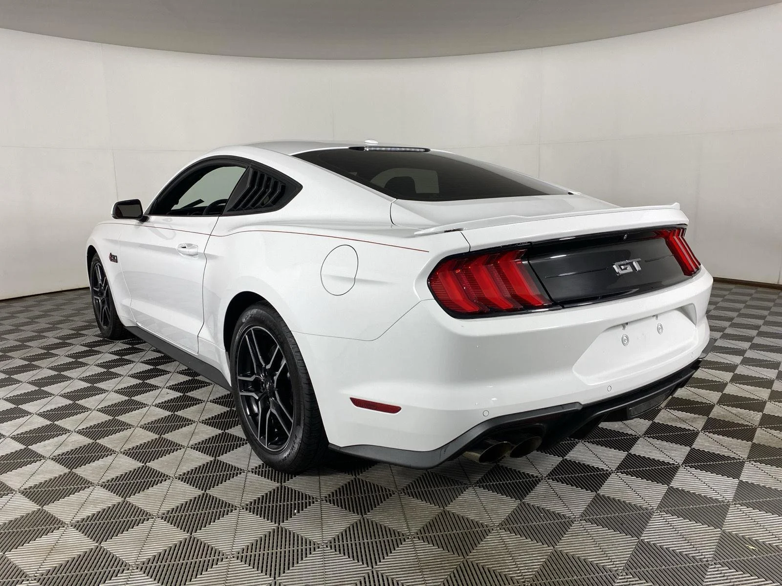 Used 2018 Oxford White Ford GT Premium image 5