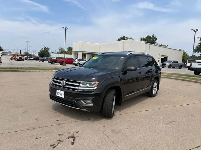 Used 2018  Volkswagen SEL image 1