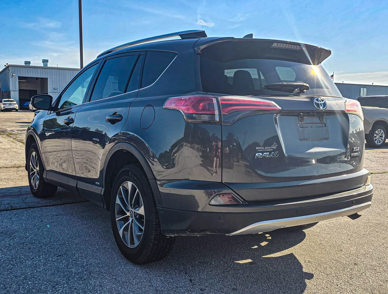 Used 2016 Gray Toyota XLE image 3
