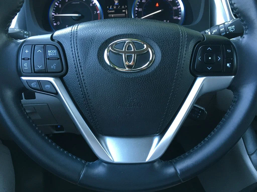 Used 2016 Gray Toyota XLE V6 image 14