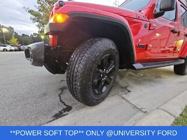 Used 2023 Red Jeep Altitude image 29