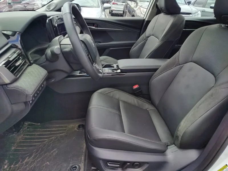 Used 2025 Off-white Toyota XLE image 9