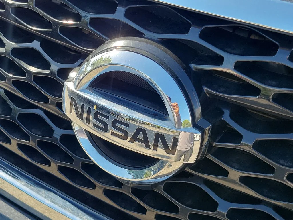 Used 2018 Black Nissan SL image 12