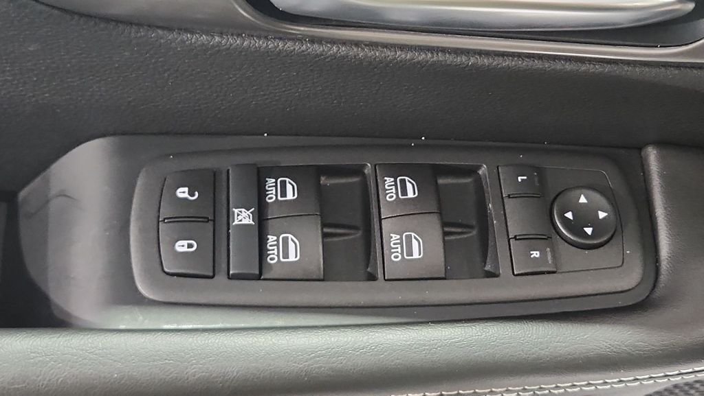 2026 Chrysler Pacifica Select - Photo 17