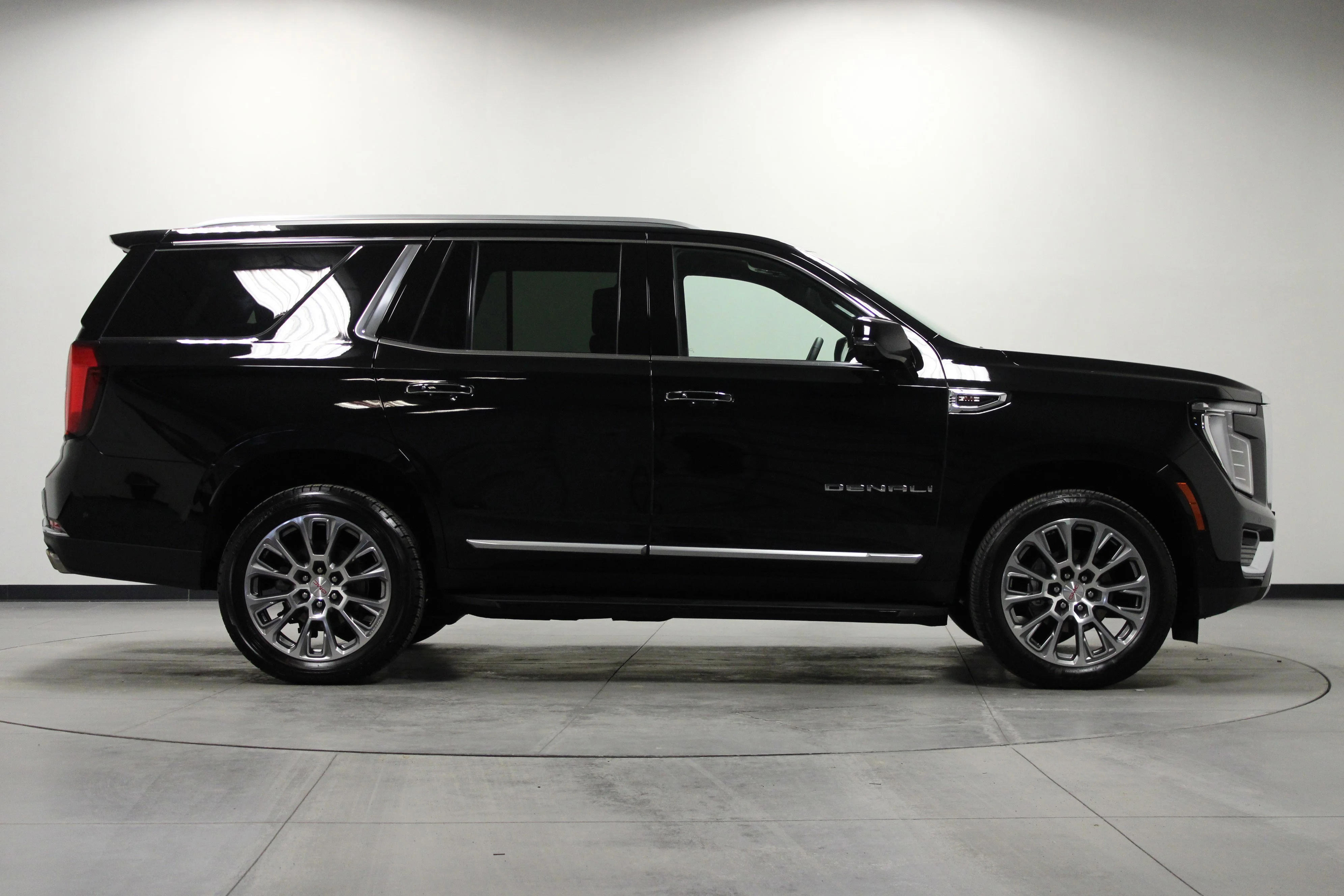Used 2025 Onyx Black GMC Denali image 3