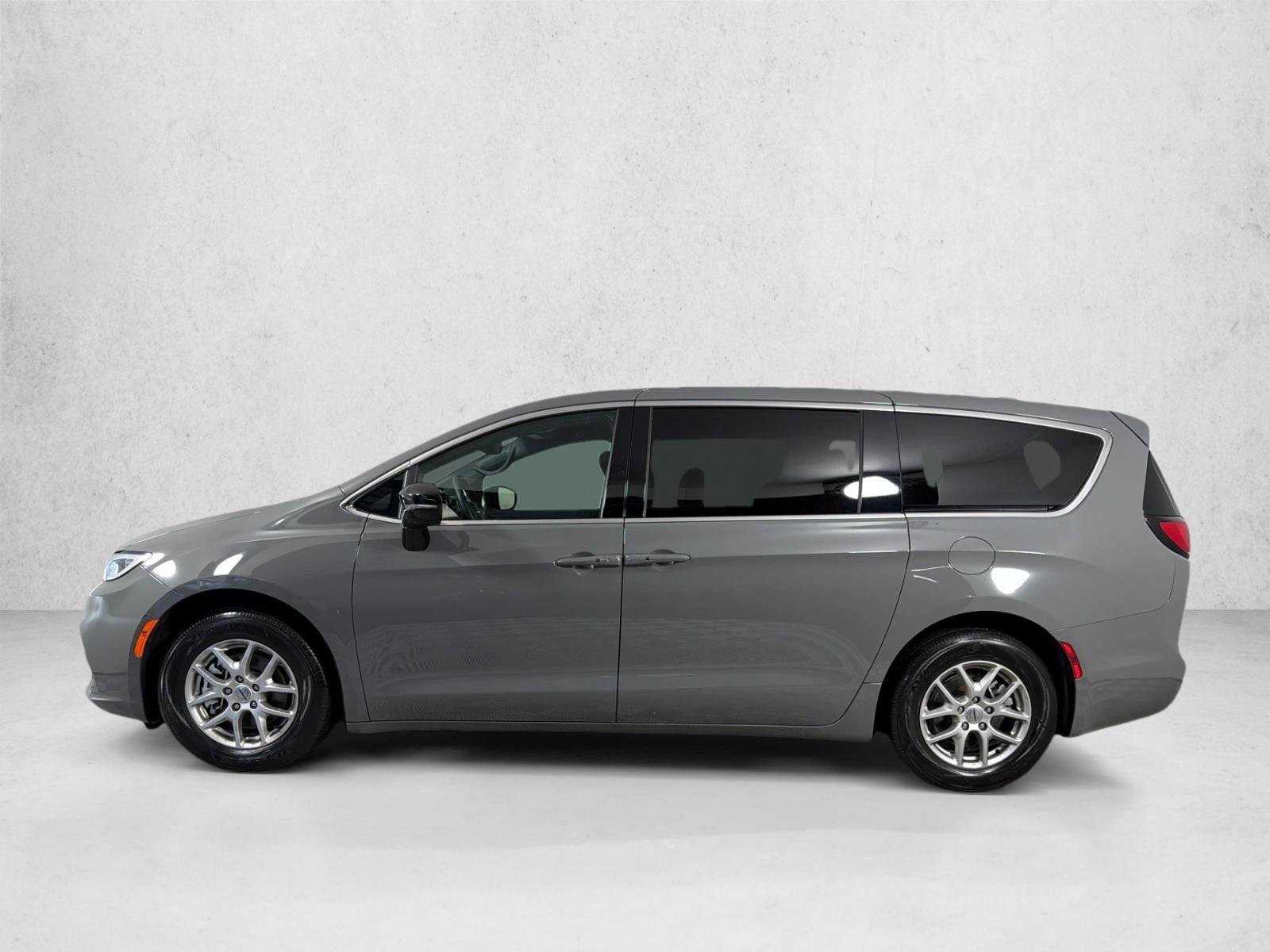 Used 2025 Ceramic Gray Clearcoat Chrysler Select image 6