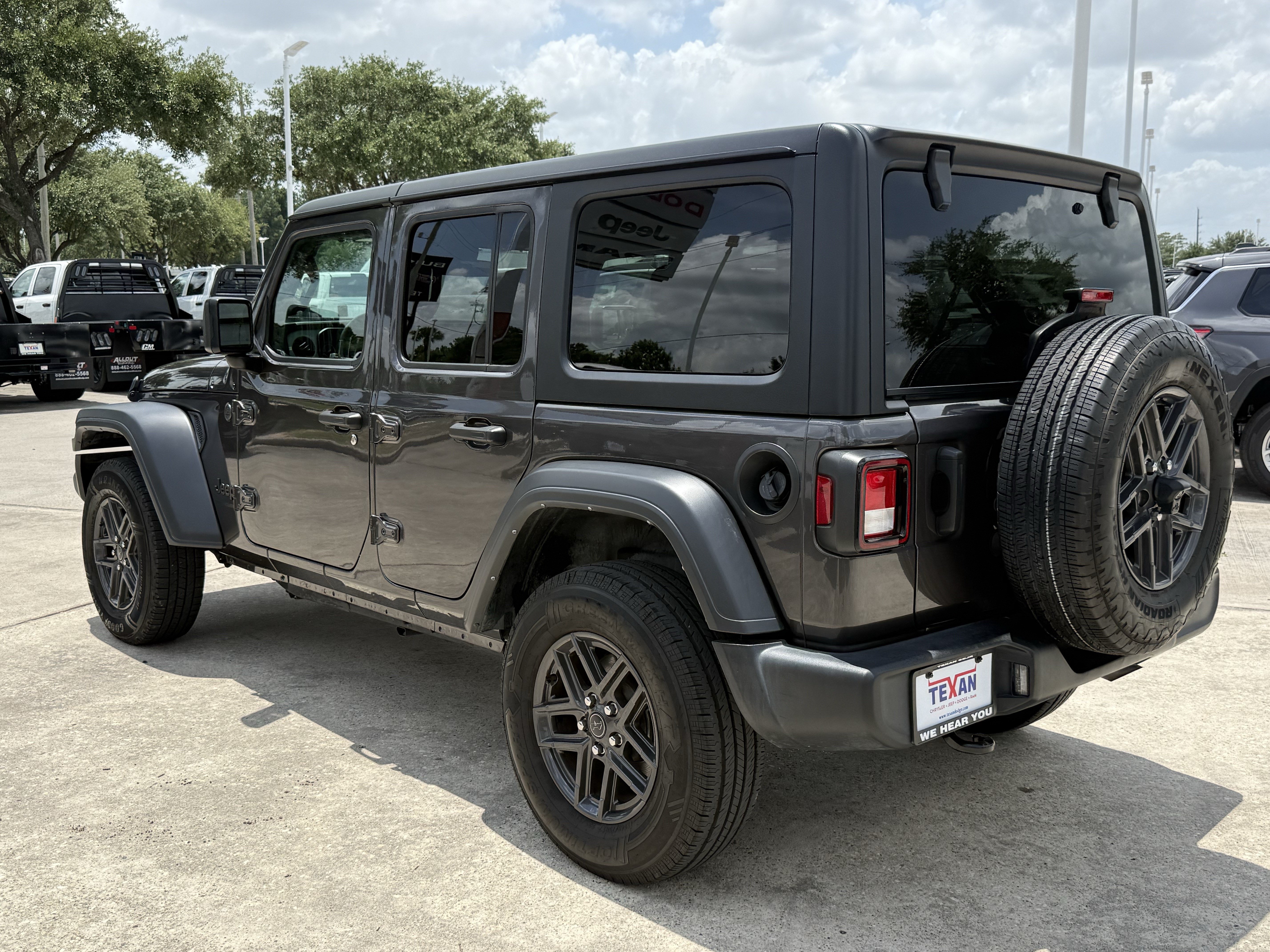 Used 2024 Granite Crystal Metallic Clearcoat Jeep  image 6