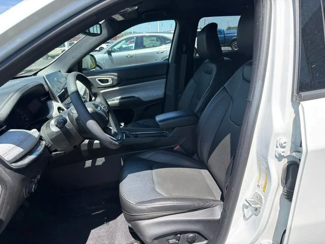 Certified Used 2023 Bright White Clearcoat Jeep Latitude Lux image 12