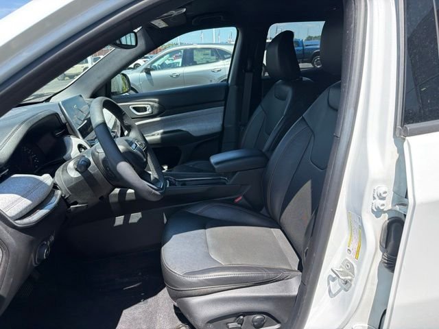Certified Used 2023 Bright White Clearcoat Jeep Latitude Lux image 12