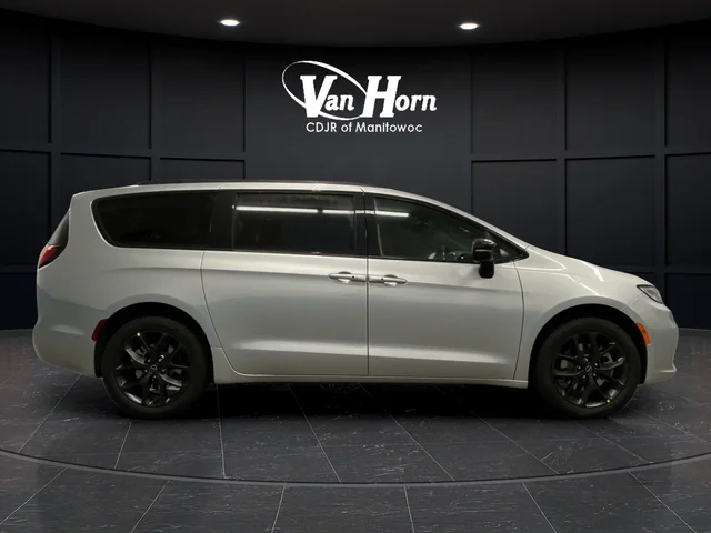 New 2026 Silver Mist Clear-Coat Exterior Paint Chrysler Limited image 2