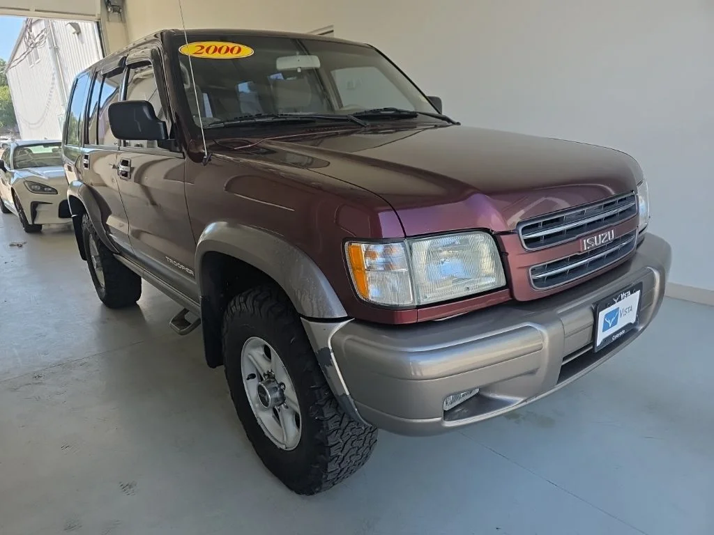 Used 2000 Red Isuzu S image 1