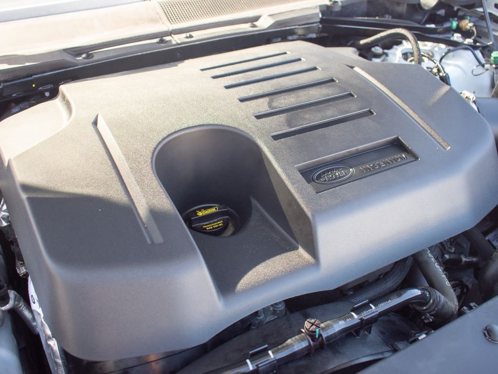 Used 2023 White Land Rover X-Dynamic SE image 37