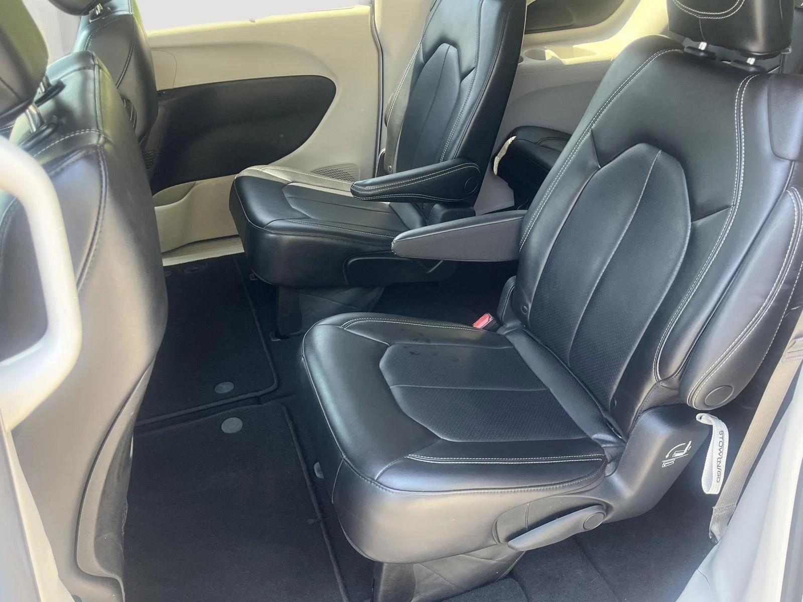 Used 2023 Bright White Clearcoat Chrysler Touring L image 11