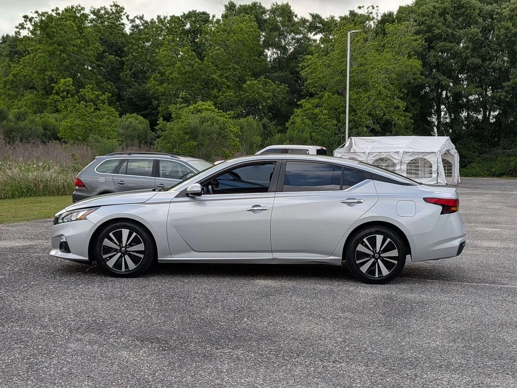 Used 2022 Silver Nissan 2.5 SV image 2
