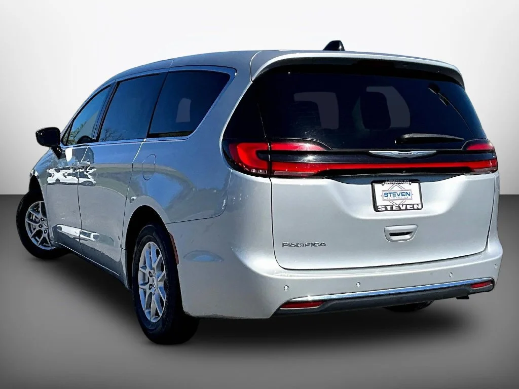 Used 2024 Silver Chrysler Touring L image 4