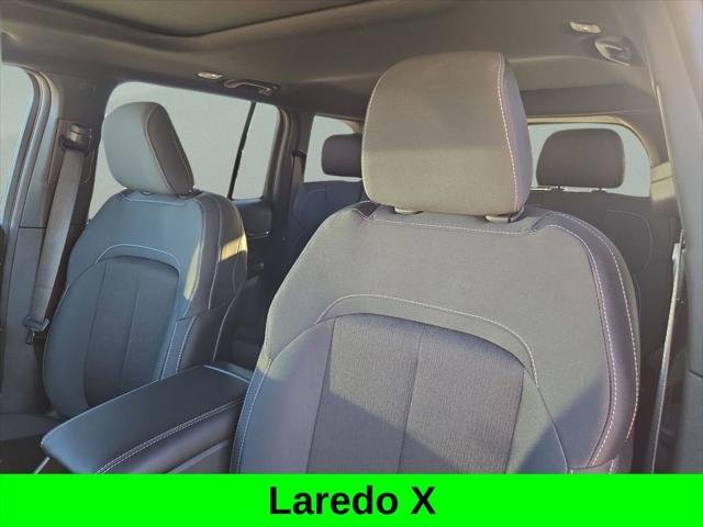 New 2025 Diamond Black Crystal Pearl-Coat Exterior Paint Jeep Laredo X image 14