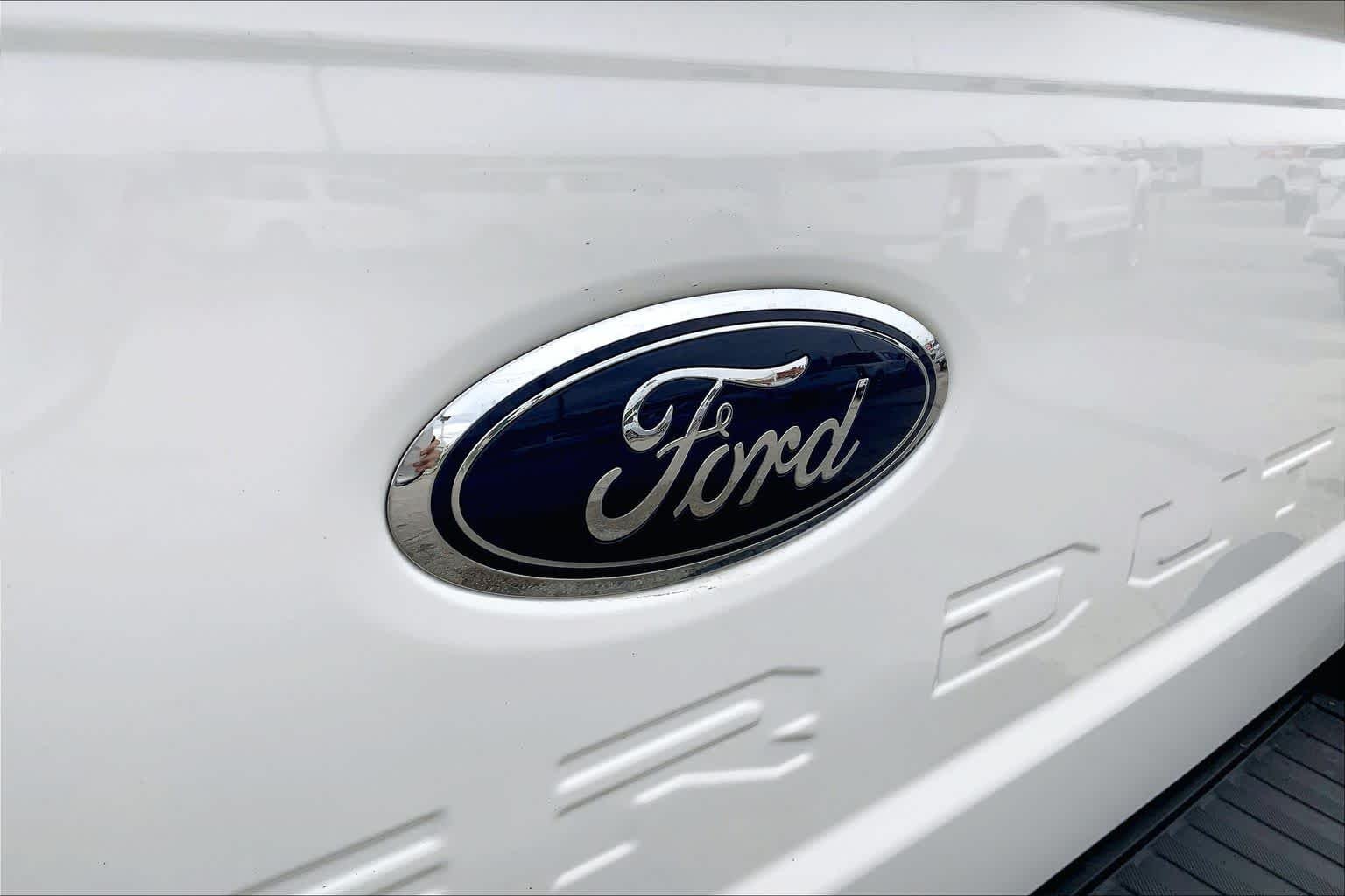Used 2023 Star White Metallic Tri-Coat Ford F-250 Pickup LARIAT image 9