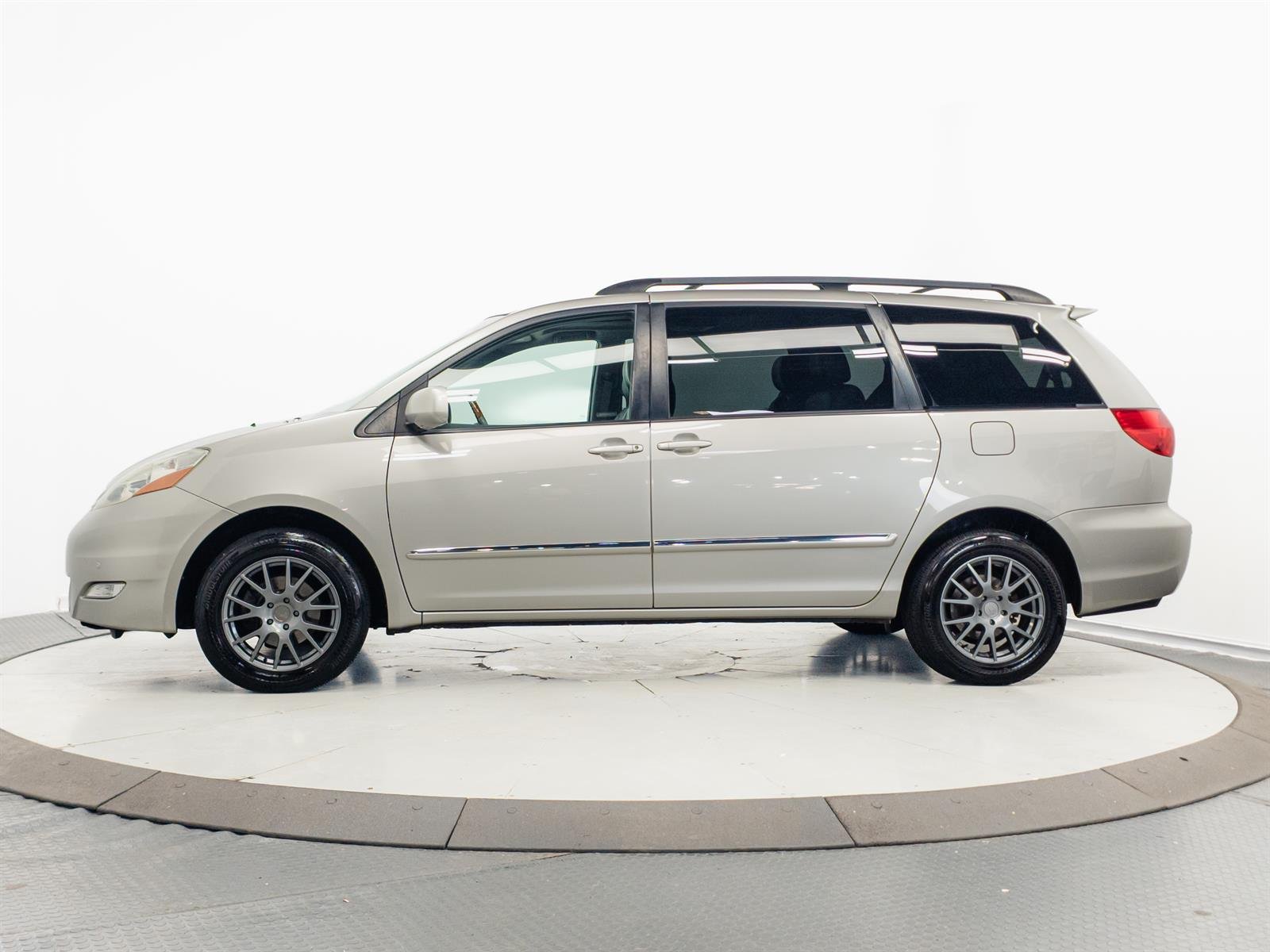 Used 2006 Silver Toyota XLE Limited image 9