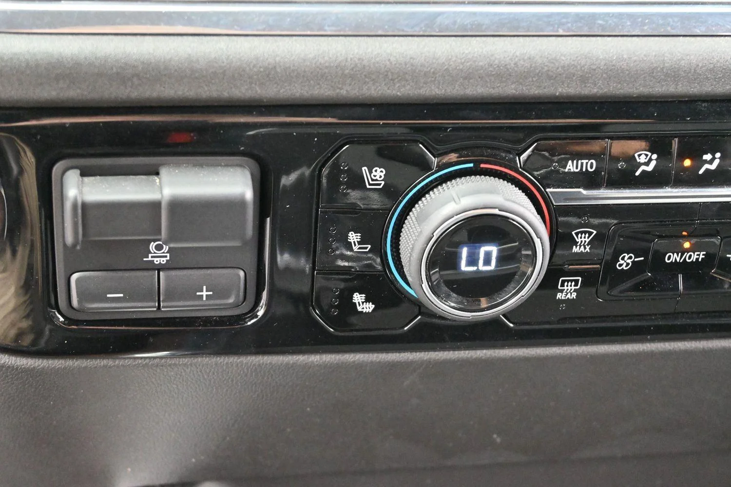 Used 2024 Summit White Chevrolet High Country image 20