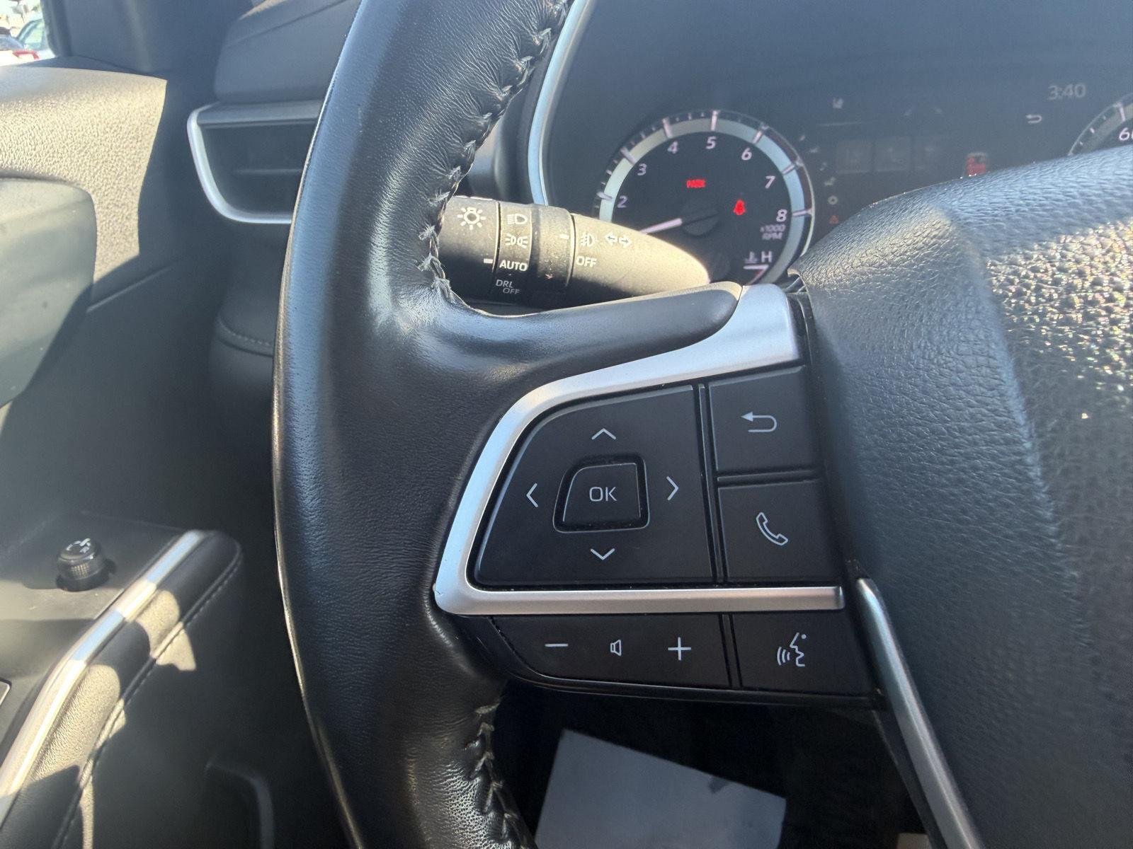 Used 2023 Wind Chill Pearl Toyota XLE image 25
