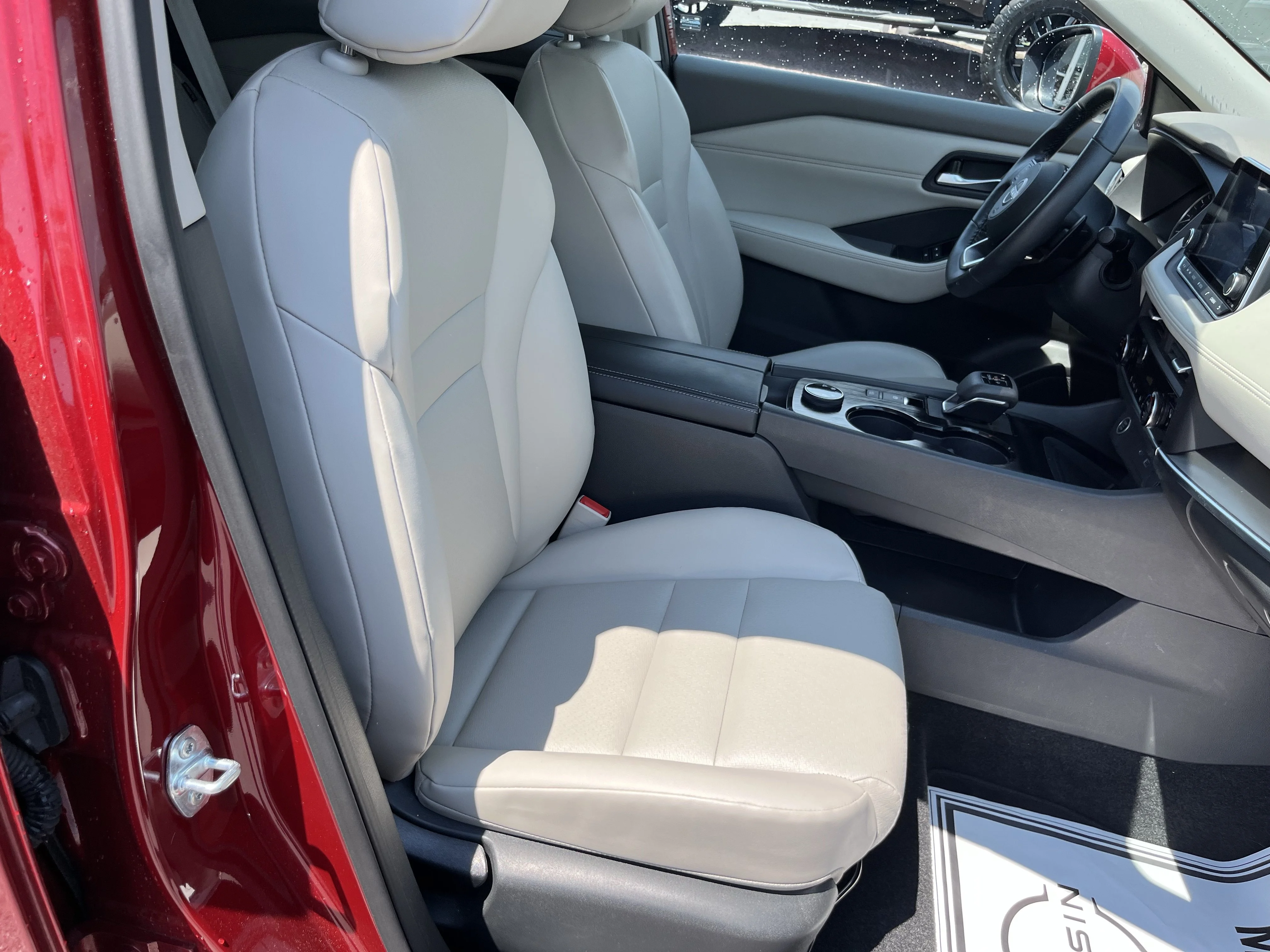 Used 2023 Scarlet Nissan SV image 3