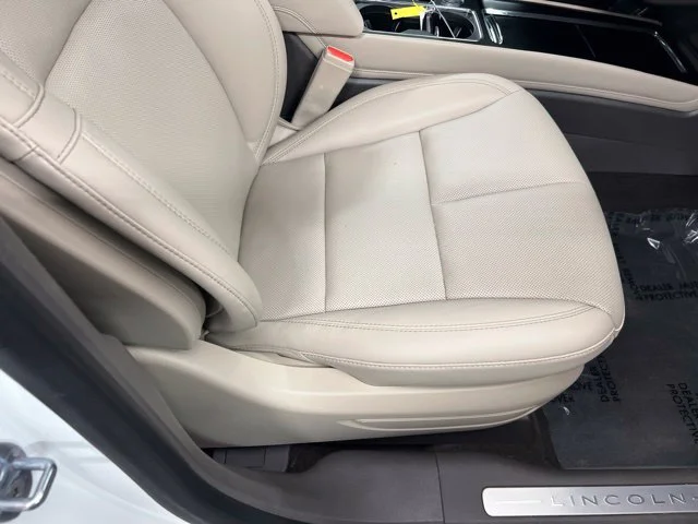 Used 2023 White Lincoln Standard image 24