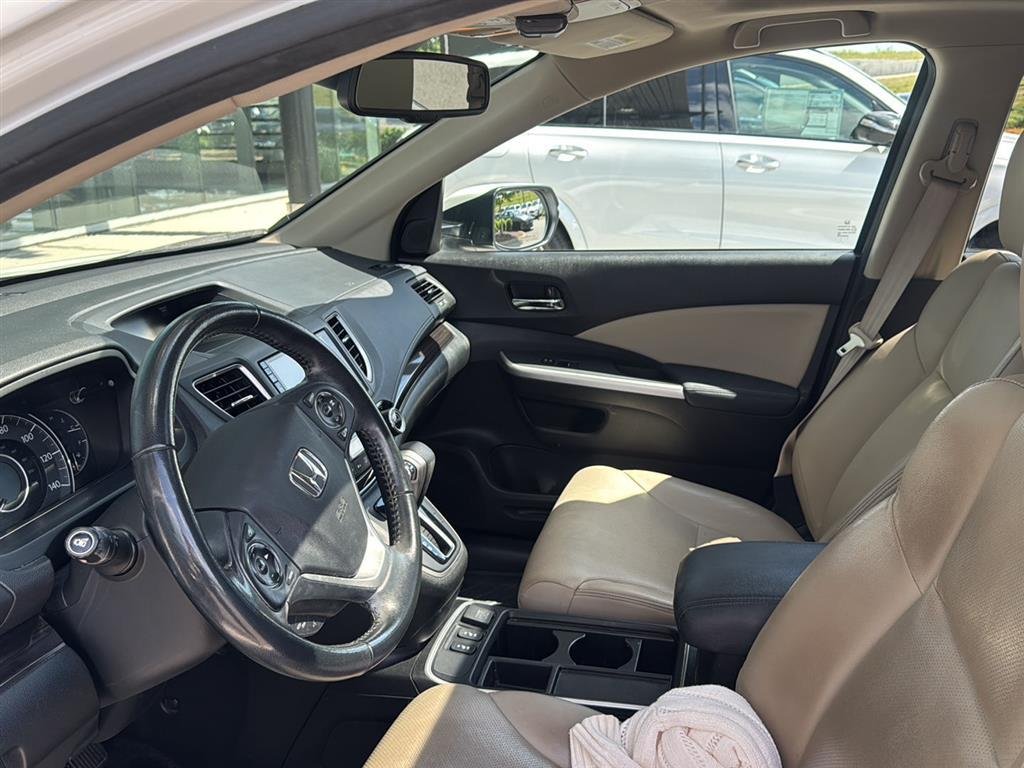 Used 2015 White Diamond Pearl Honda Touring image 4