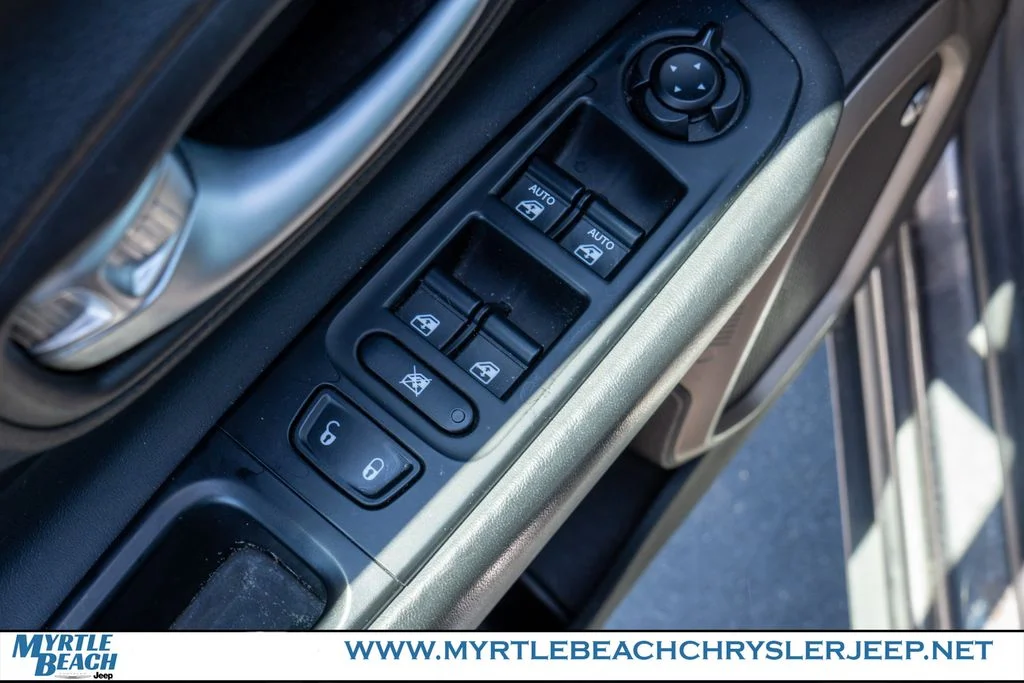 Used 2016 Granite Crystal Metallic Clearcoat Jeep Latitude image 16