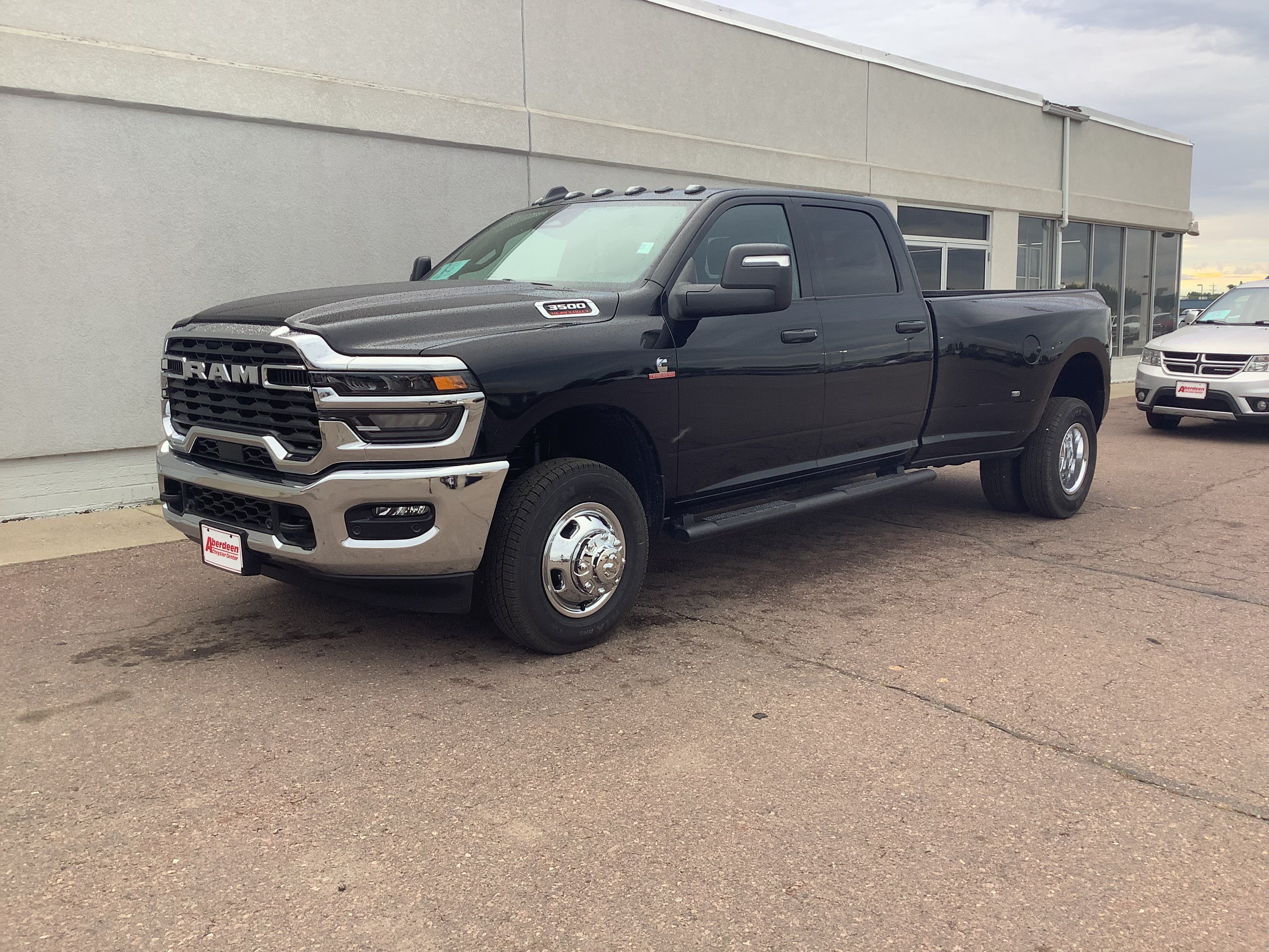 New 2026 Diamond Black Crystal Pearl-Coat Exterior Paint RAM Tradesman image 2