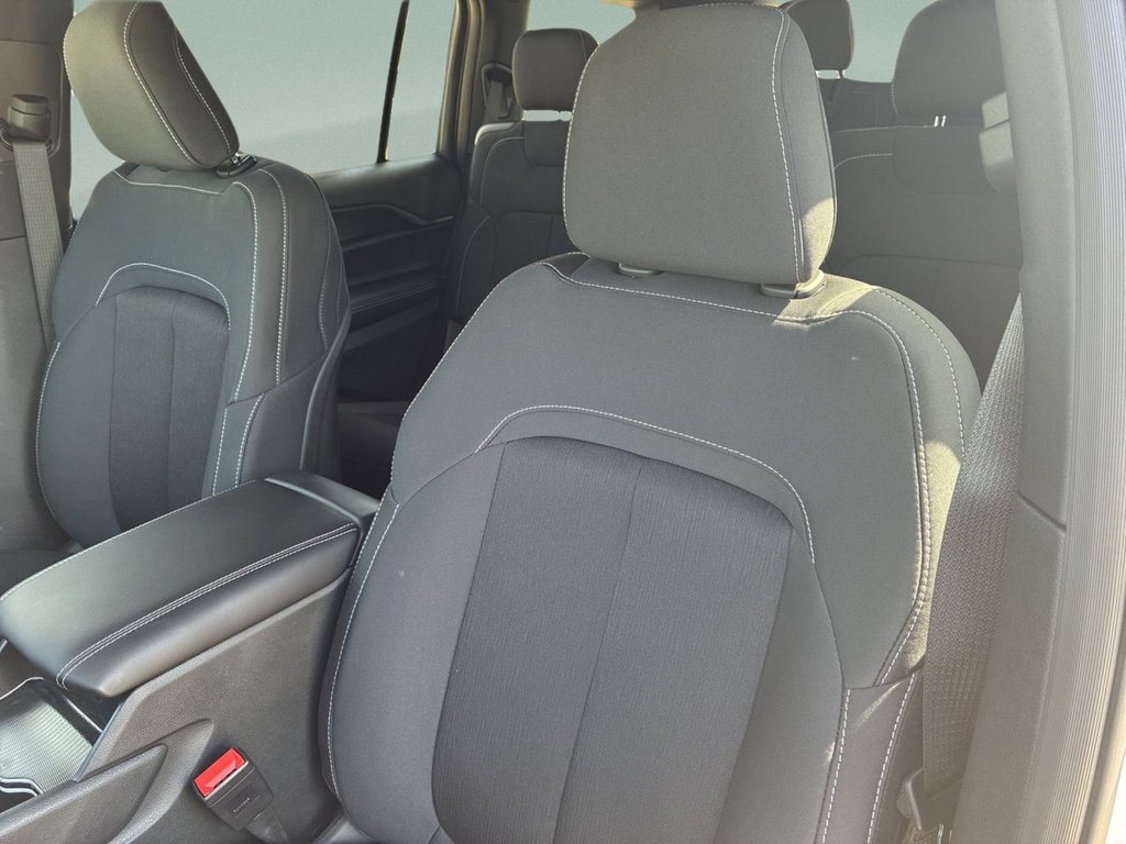 New 2025 Bright White Clear-Coat Exterior Paint Jeep Laredo image 35