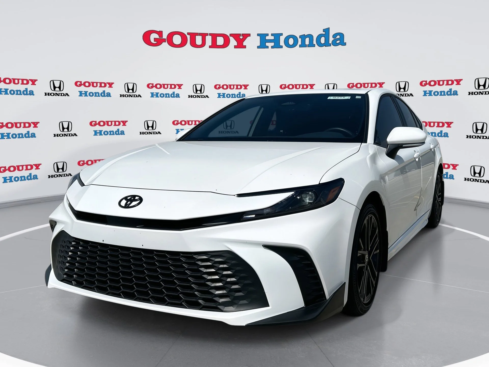 2025 Toyota Camry SE Hybrid's photo
