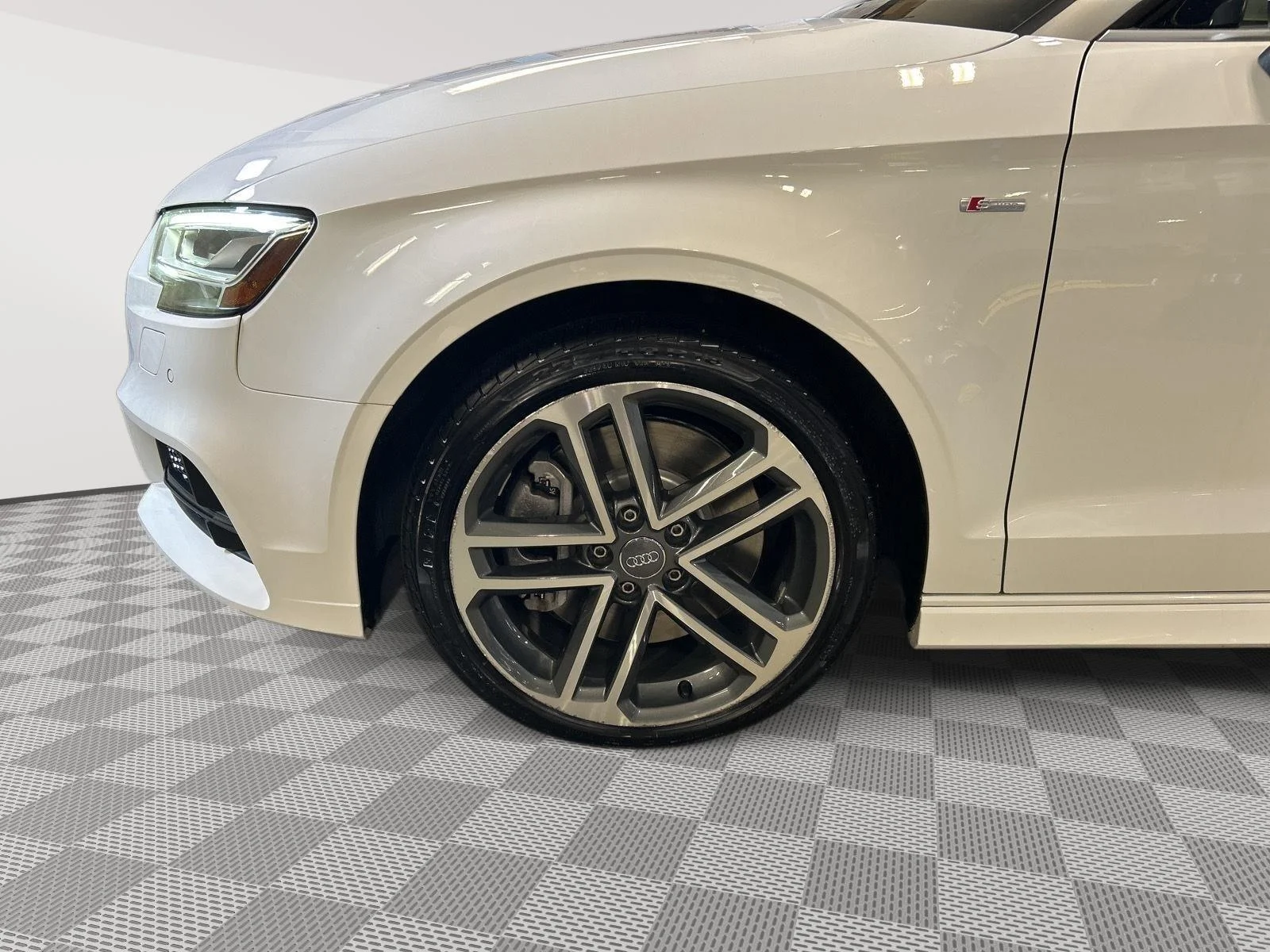Used 2019 Ibis White/Black Roof Audi Premium Plus image 9