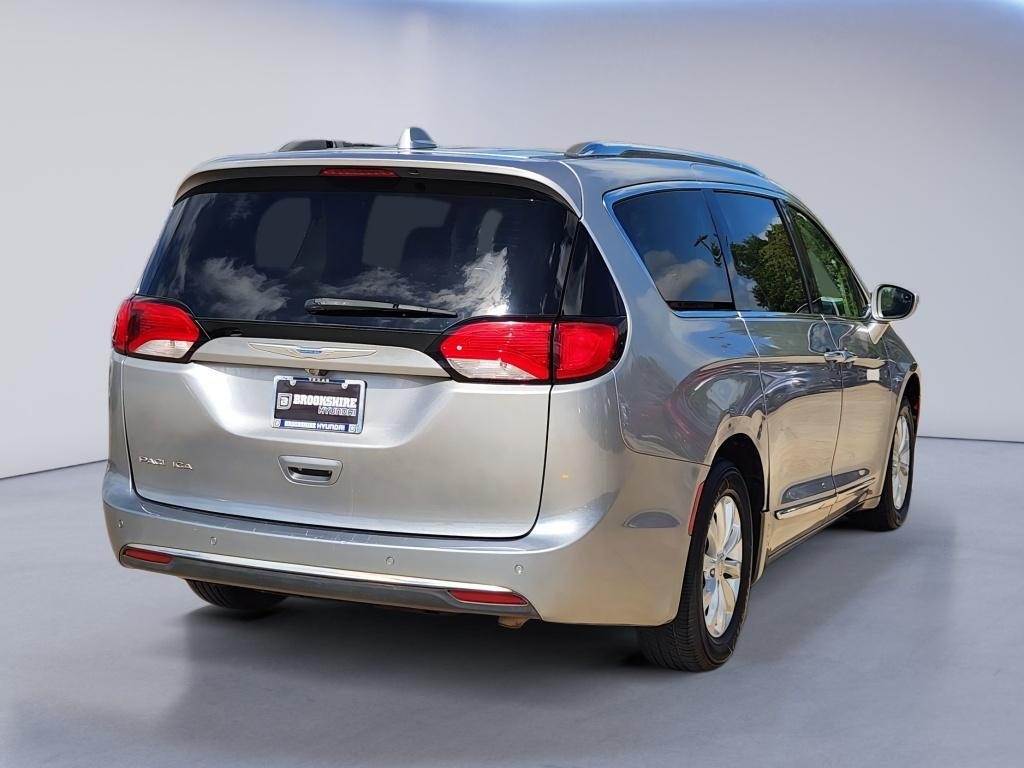 Used 2018 Billet Silver Metallic Clearcoat Chrysler Touring L image 9