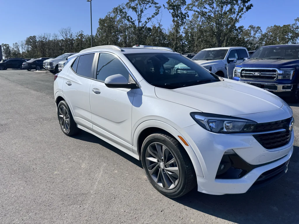 Used 2023 White Frost Tricoat Buick Select image 4
