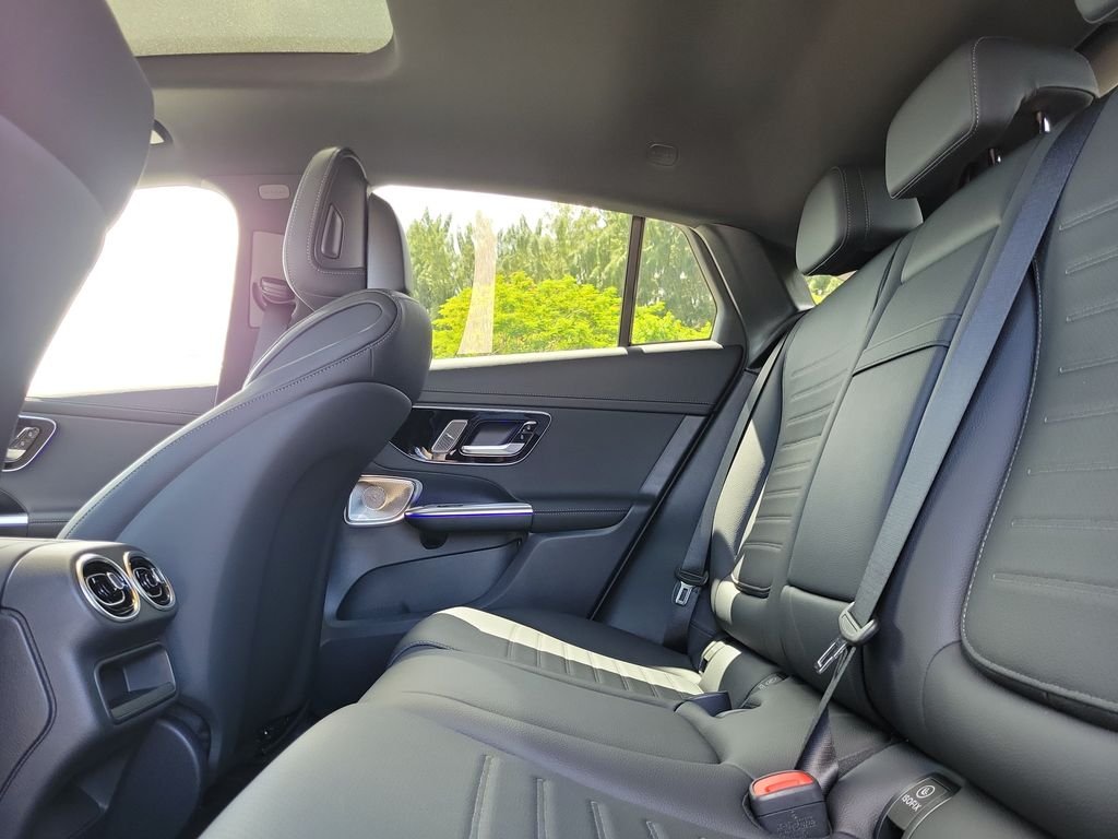New 2027 MANUFAKTUR Moonlight White Metallic Mercedes-Benz GLC 300 image 11